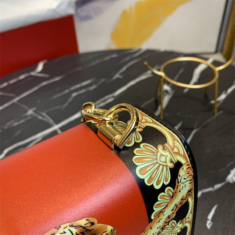 一比一高仿Versace/範思哲 新秋冬單間女包￥1880.00的图片-高仿範思哲包包Versace