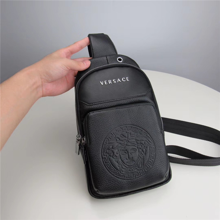 versace範思哲胸包一比一精仿進口牛皮皮頂級貨￥1380.00的图片-高仿範思哲包包Versace