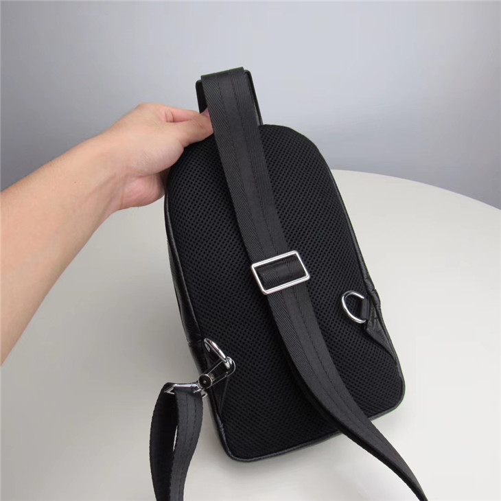 versace範思哲胸包一比一精仿進口牛皮皮頂級貨￥1380.00的图片-高仿範思哲包包Versace