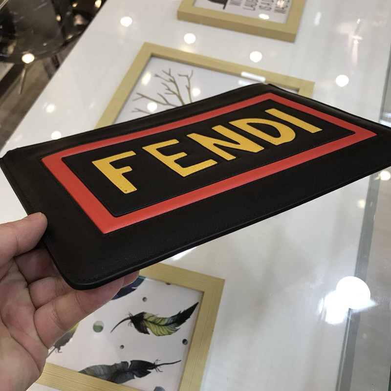 FENDI 芬迪 男士手拿包進口頭層全粒面牛皮 字母開模雕刻 專櫃對比￥980.00的图片-高仿芬迪包包Fendi
