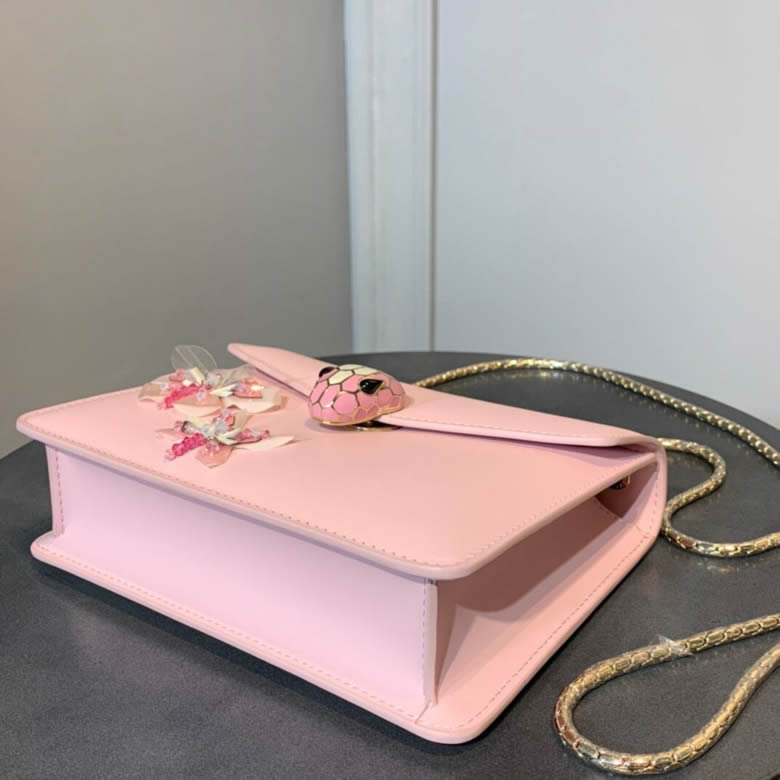 原單寶格麗Serpenti Forever蝴蝶玫瑰粉/瑪瑙白綠/瑪瑙白粉邊邊斜挎包61879￥1960.00的图片-高仿寶格麗包包Bulgari