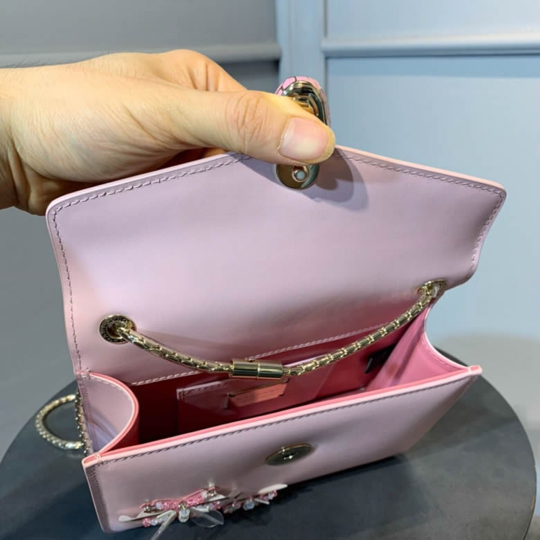 原單寶格麗Serpenti Forever蝴蝶玫瑰粉/瑪瑙白綠/瑪瑙白粉邊邊斜挎包61879￥1960.00的图片-高仿寶格麗包包Bulgari