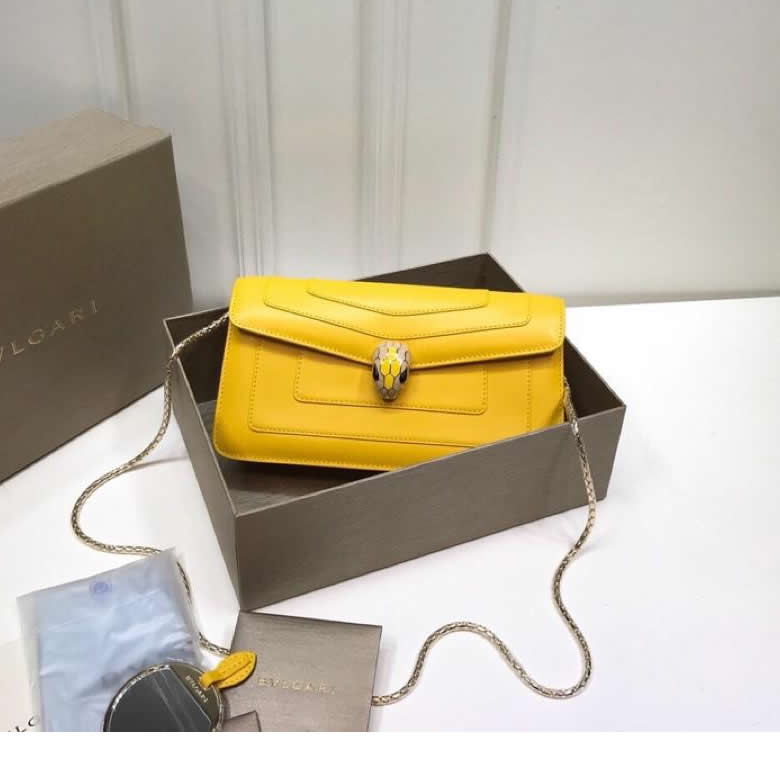 25cm原單寶格麗Serpenti 琺瑯單層蛇頭包 B286167粉/白/黃￥1980.00的图片-高仿寶格麗包包Bulgari