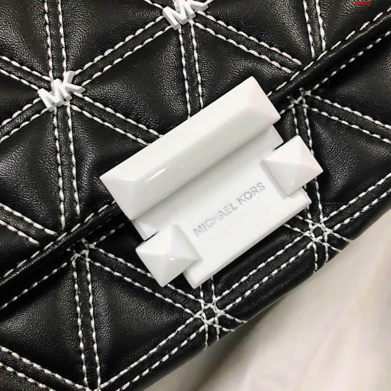 原單寶格麗Bvlgari五金點綴serpenti黑色和白色琺瑯淺金鍍金蛇首形搭扣雙眼鑲嵌孔雀綠石單肩斜挎B283558￥1980.00的图片-高仿寶格麗包包Bulgari