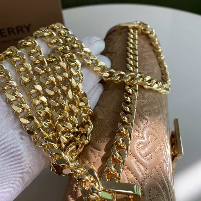 高仿Burberry巴寶莉羔羊皮材質TB 專屬標識鎖扣包￥1980.00的图片-高仿博柏利包包Burberry巴寶莉、高仿博柏利女包Burberry巴寶莉