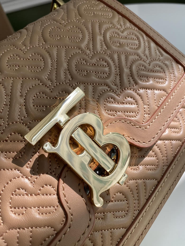 高仿Burberry巴寶莉羔羊皮材質TB 專屬標識鎖扣包￥1980.00的图片-高仿博柏利包包Burberry巴寶莉、高仿博柏利女包Burberry巴寶莉