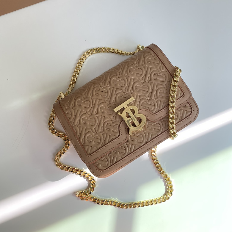 高仿Burberry巴寶莉羔羊皮材質TB 專屬標識鎖扣包￥1980.00的图片-高仿博柏利包包Burberry巴寶莉、高仿博柏利女包Burberry巴寶莉