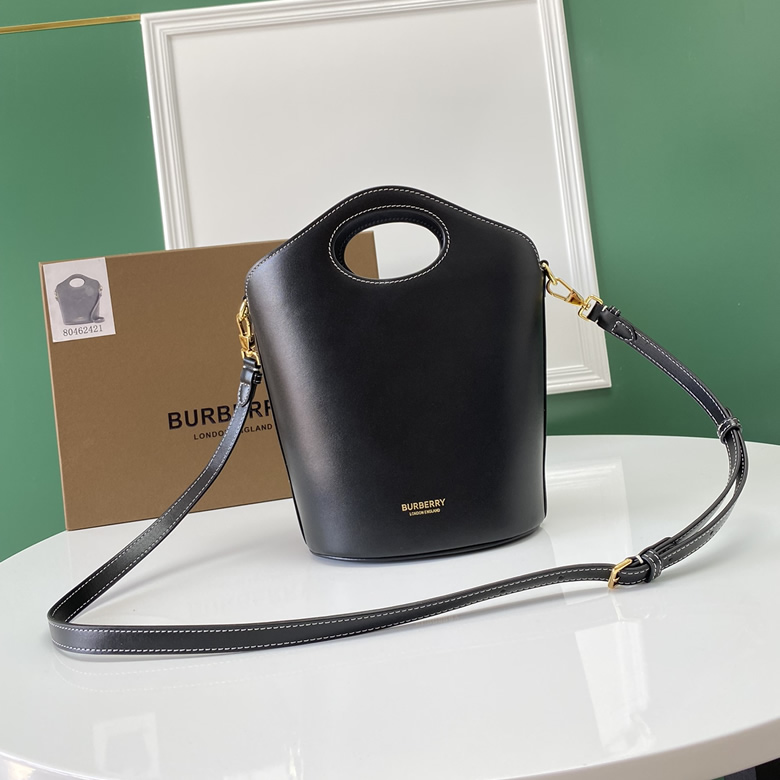 高仿Burberry巴寶莉鞣制緝明線皮革水桶包￥1980.00的图片-高仿博柏利包包Burberry巴寶莉、高仿博柏利女包Burberry巴寶莉