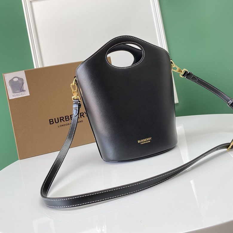 高仿Burberry巴寶莉鞣制緝明線皮革水桶包￥1980.00的图片-高仿博柏利包包Burberry巴寶莉、高仿博柏利女包Burberry巴寶莉