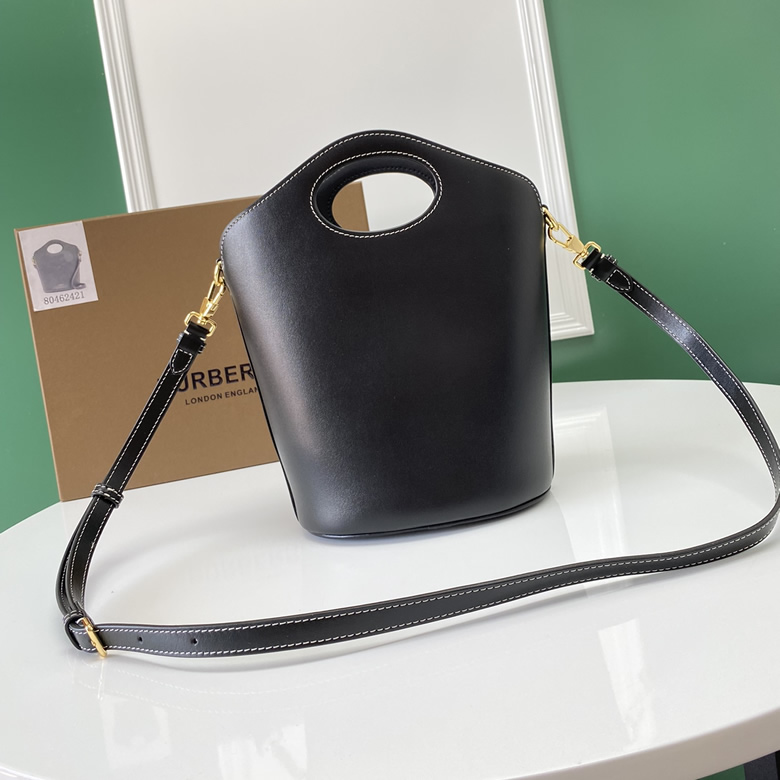 高仿Burberry巴寶莉鞣制緝明線皮革水桶包￥1980.00的图片-高仿博柏利包包Burberry巴寶莉、高仿博柏利女包Burberry巴寶莉