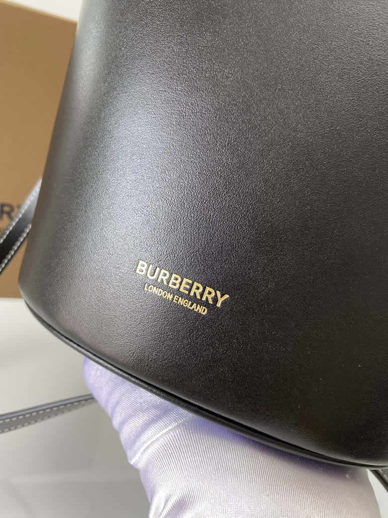 高仿Burberry巴寶莉鞣制緝明線皮革水桶包￥1980.00的图片-高仿博柏利包包Burberry巴寶莉、高仿博柏利女包Burberry巴寶莉
