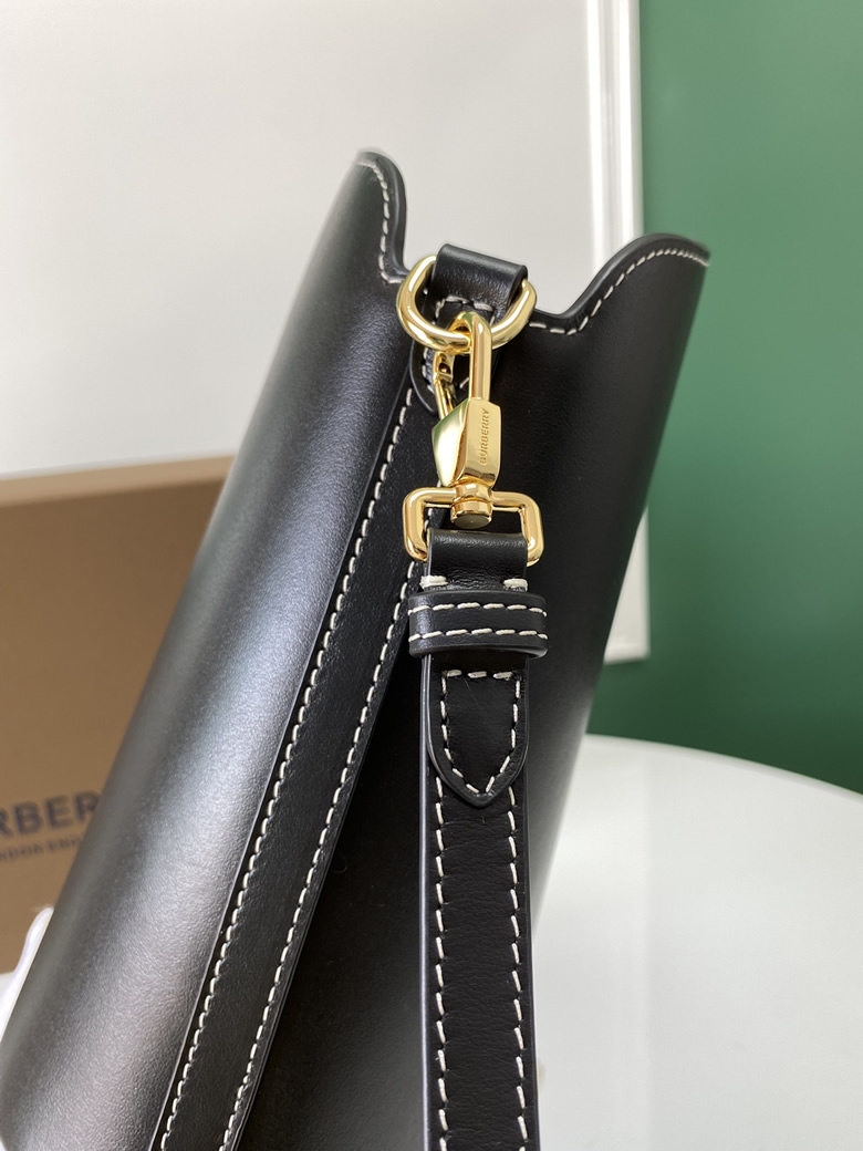 高仿Burberry巴寶莉鞣制緝明線皮革水桶包￥1980.00的图片-高仿博柏利包包Burberry巴寶莉、高仿博柏利女包Burberry巴寶莉