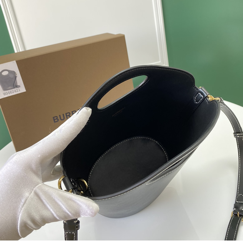 高仿Burberry巴寶莉鞣制緝明線皮革水桶包￥1980.00的图片-高仿博柏利包包Burberry巴寶莉、高仿博柏利女包Burberry巴寶莉