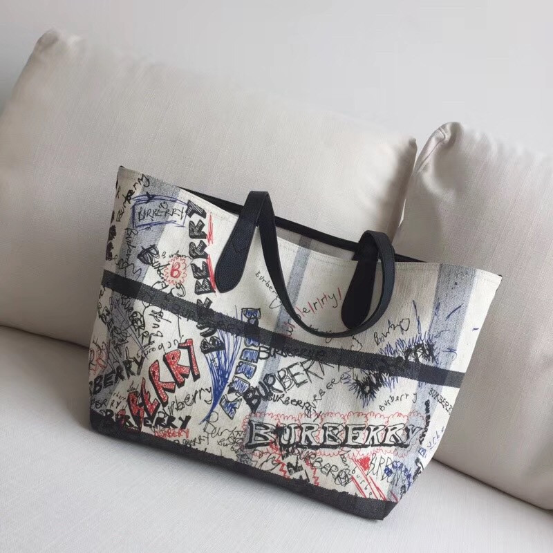 Burberry巴寶莉 手提包 塗鴉印花 Canvas 格紋 雙面購物袋 白色￥1480.00