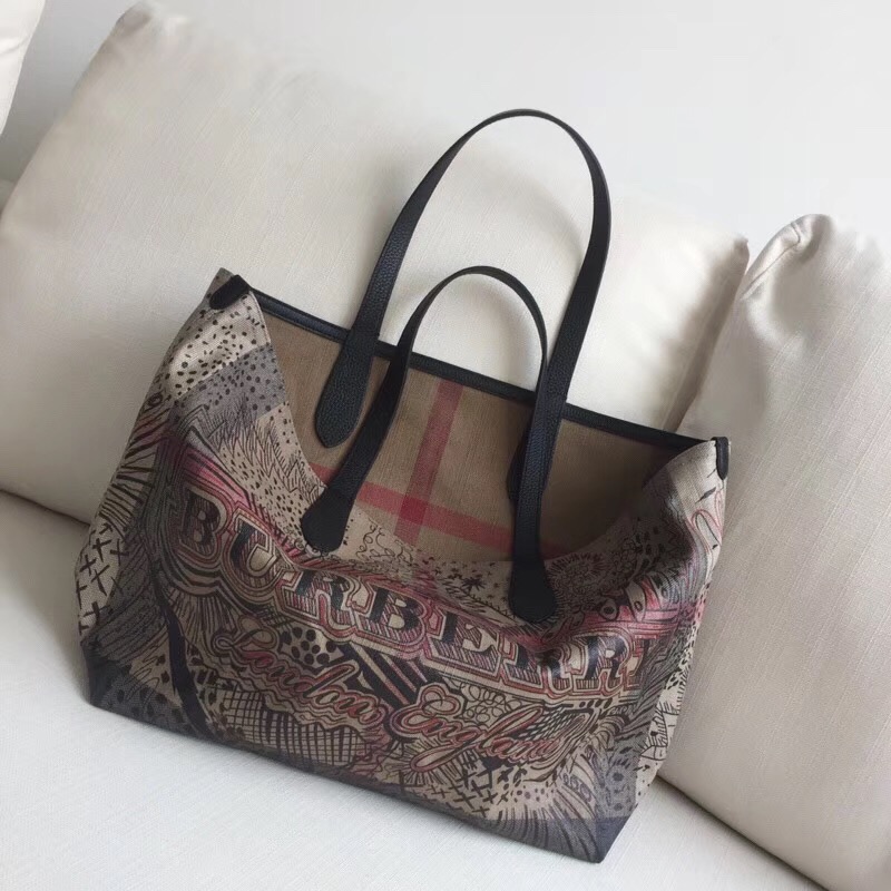 Burberry巴寶莉 手提包 塗鴉印花 Canvas 格紋 雙面購物袋 啡色￥1480.00