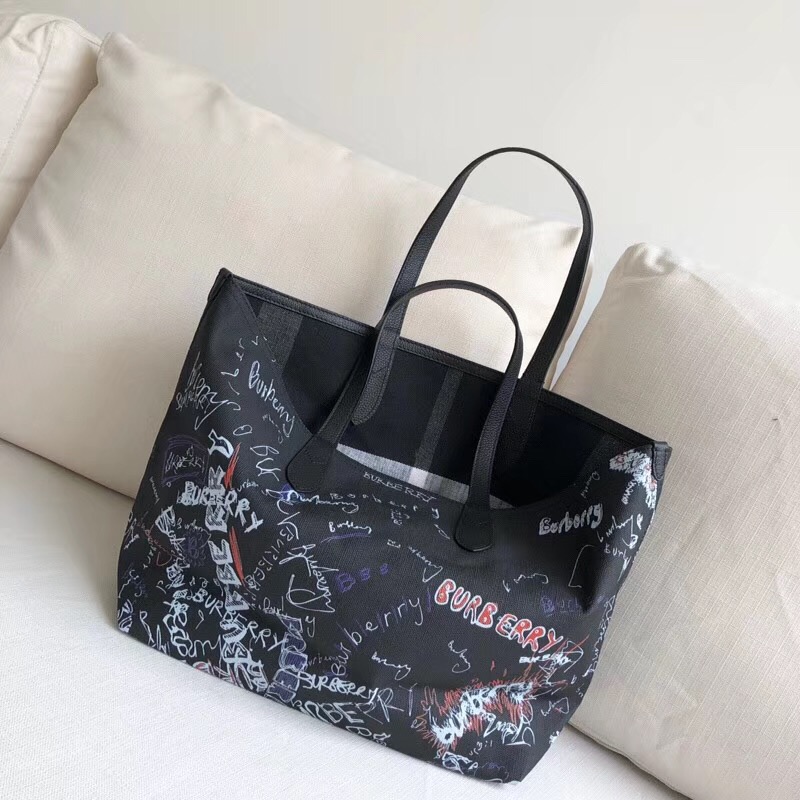 Burberry巴寶莉 手提包 塗鴉印花 Canvas 格紋 雙面購物袋 黑白色￥1480.00