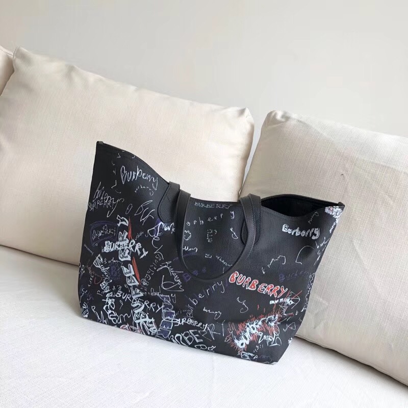 Burberry巴寶莉 手提包 塗鴉印花 Canvas 格紋 雙面購物袋 黑白色￥1480.00的图片-高仿博柏利包包Burberry巴寶莉、高仿博柏利女包Burberry巴寶莉