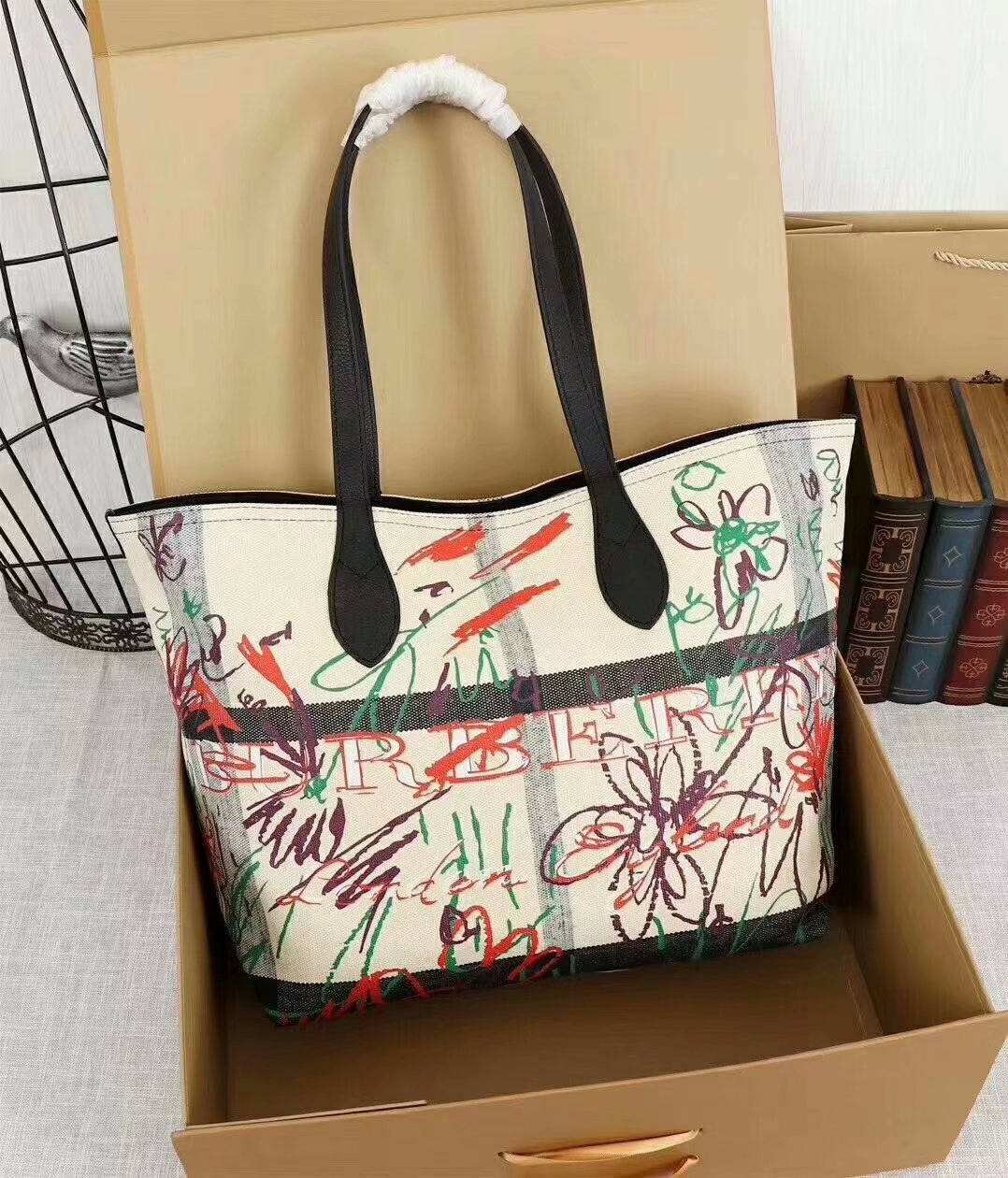 4801 Burberry 頂級原單品質 超輕時尚雙面購物袋 塗鴉圖案￥1480.00的图片-高仿博柏利包包Burberry巴寶莉、高仿博柏利女包Burberry巴寶莉