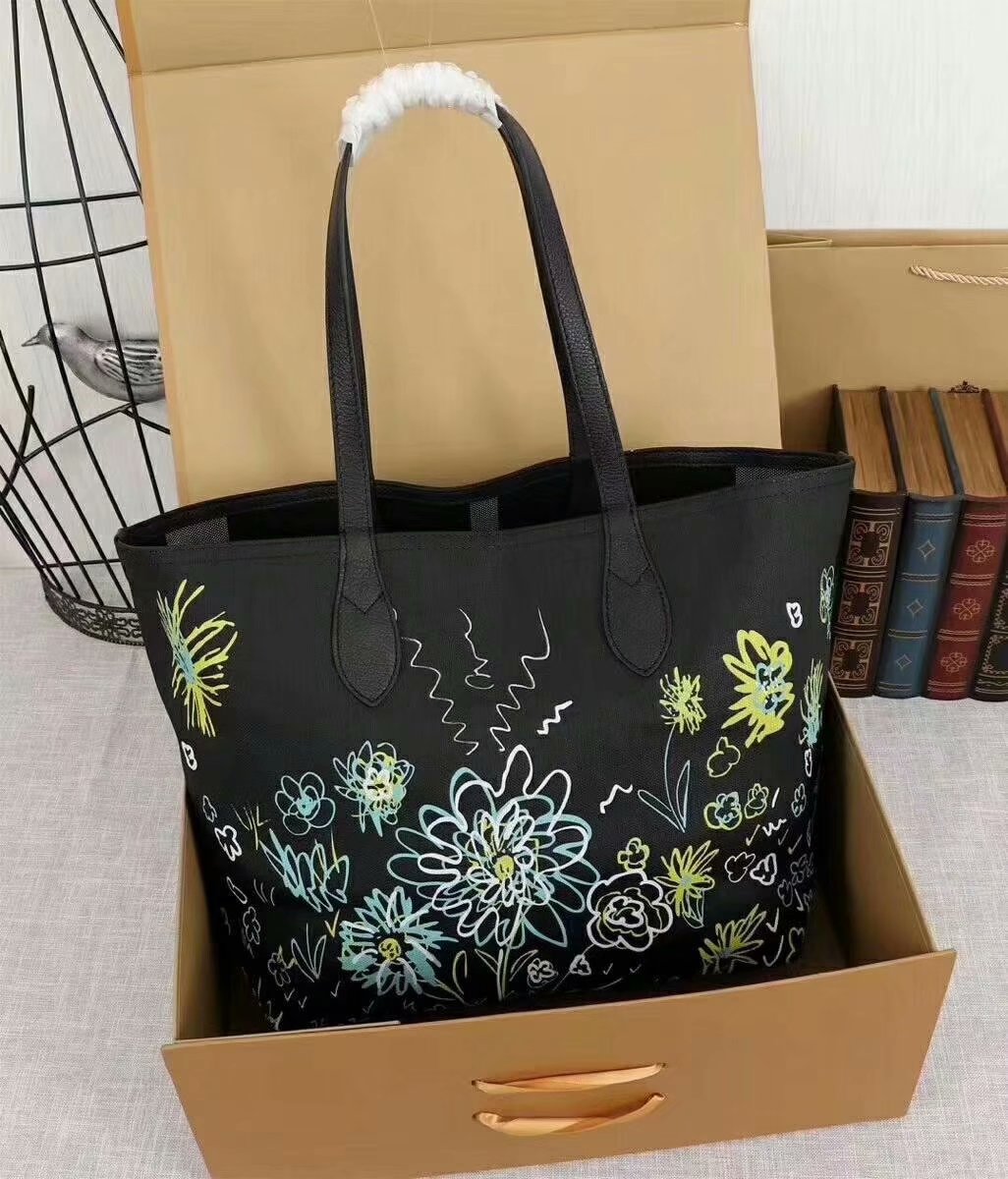 4801 Burberry 頂級原單品質 超輕時尚雙面購物袋 塗鴉圖案￥1480.00的图片-高仿博柏利包包Burberry巴寶莉、高仿博柏利女包Burberry巴寶莉