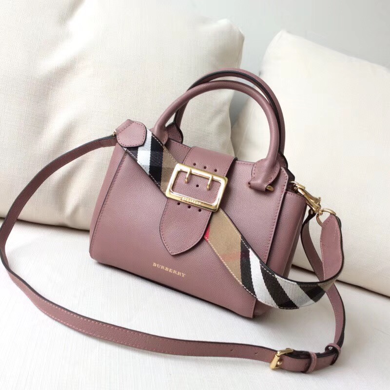 Burberry巴寶莉 專櫃新款 小號 翻蓋金屬帶扣 手提肩背包 豆沙色￥1880.00的图片-高仿博柏利包包Burberry巴寶莉、高仿博柏利女包Burberry巴寶莉