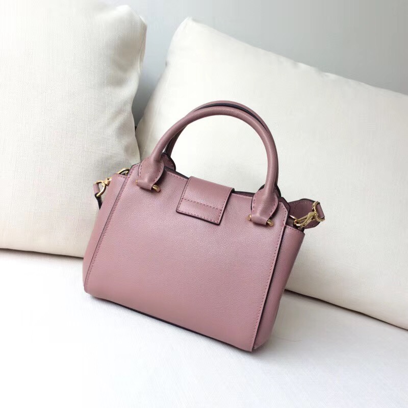 Burberry巴寶莉 專櫃新款 小號 翻蓋金屬帶扣 手提肩背包 豆沙色￥1880.00的图片-高仿博柏利包包Burberry巴寶莉、高仿博柏利女包Burberry巴寶莉