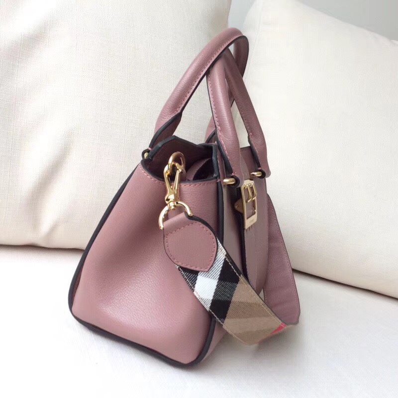 Burberry巴寶莉 專櫃新款 小號 翻蓋金屬帶扣 手提肩背包 豆沙色￥1880.00的图片-高仿博柏利包包Burberry巴寶莉、高仿博柏利女包Burberry巴寶莉