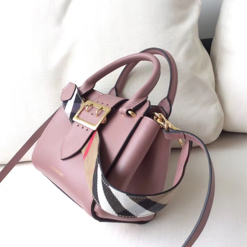 Burberry巴寶莉 專櫃新款 小號 翻蓋金屬帶扣 手提肩背包 豆沙色￥1880.00的图片-高仿博柏利包包Burberry巴寶莉、高仿博柏利女包Burberry巴寶莉