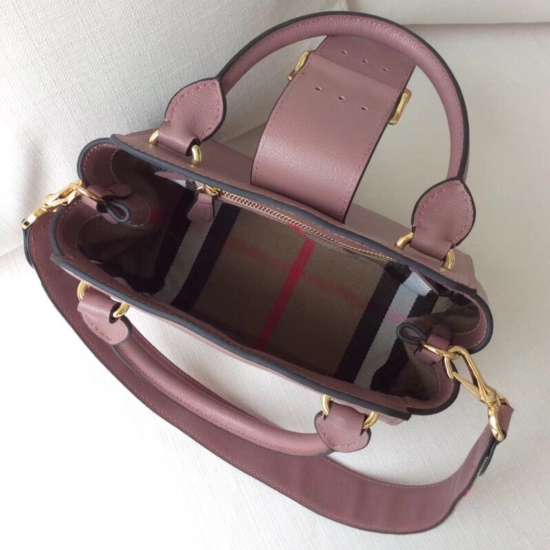 Burberry巴寶莉 專櫃新款 小號 翻蓋金屬帶扣 手提肩背包 豆沙色￥1880.00的图片-高仿博柏利包包Burberry巴寶莉、高仿博柏利女包Burberry巴寶莉