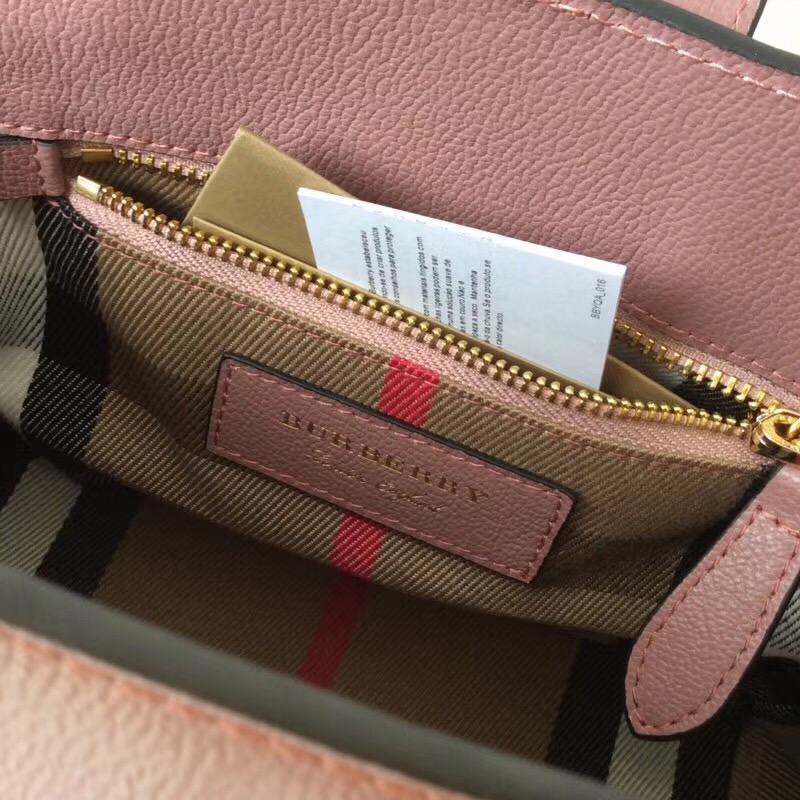 Burberry巴寶莉 專櫃新款 小號 翻蓋金屬帶扣 手提肩背包 豆沙色￥1880.00的图片-高仿博柏利包包Burberry巴寶莉、高仿博柏利女包Burberry巴寶莉