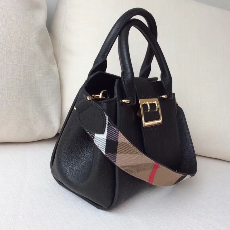 Burberry巴寶莉 專櫃新款 小號 翻蓋金屬帶扣 手提肩背包 黑色￥1880.00的图片-高仿博柏利包包Burberry巴寶莉、高仿博柏利女包Burberry巴寶莉