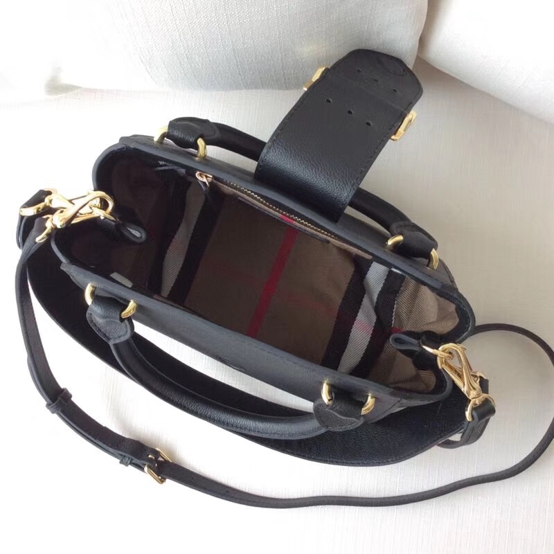 Burberry巴寶莉 專櫃新款 小號 翻蓋金屬帶扣 手提肩背包 黑色￥1880.00的图片-高仿博柏利包包Burberry巴寶莉、高仿博柏利女包Burberry巴寶莉
