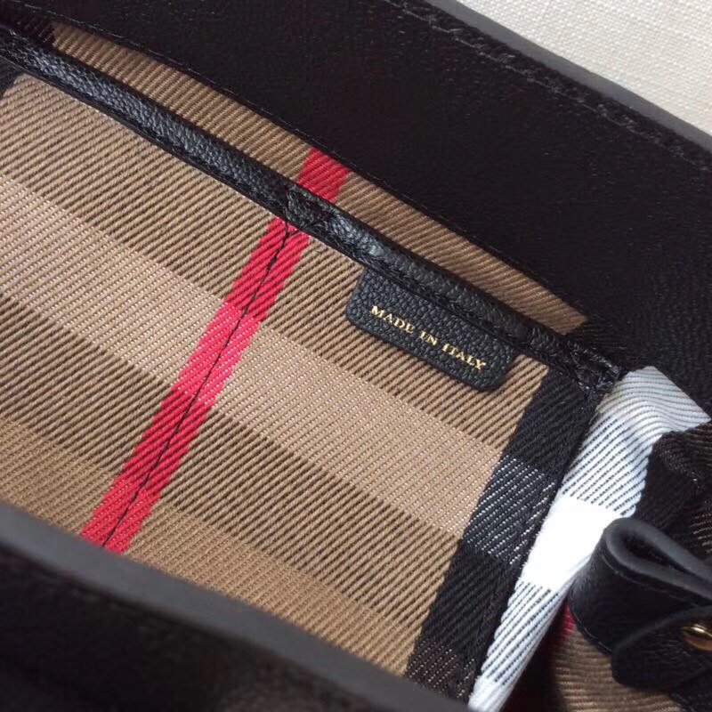 Burberry巴寶莉 專櫃新款 小號 翻蓋金屬帶扣 手提肩背包 黑色￥1880.00的图片-高仿博柏利包包Burberry巴寶莉、高仿博柏利女包Burberry巴寶莉