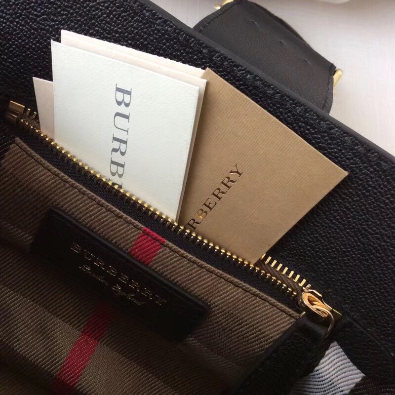 Burberry巴寶莉 專櫃新款 小號 翻蓋金屬帶扣 手提肩背包 黑色￥1880.00的图片-高仿博柏利包包Burberry巴寶莉、高仿博柏利女包Burberry巴寶莉