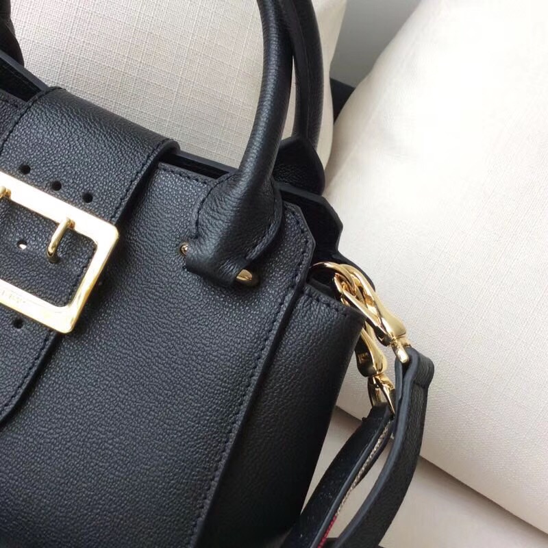 Burberry巴寶莉 專櫃新款 小號 翻蓋金屬帶扣 手提肩背包 黑色￥1880.00的图片-高仿博柏利包包Burberry巴寶莉、高仿博柏利女包Burberry巴寶莉