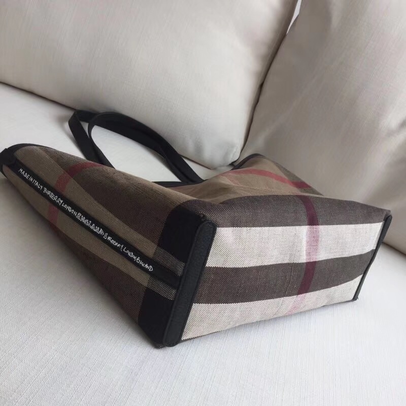 Burberry巴寶莉 手提包 塗鴉印花 Canvas 格紋 雙面購物袋 黑色￥1480.00的图片-高仿博柏利包包Burberry巴寶莉、高仿博柏利女包Burberry巴寶莉