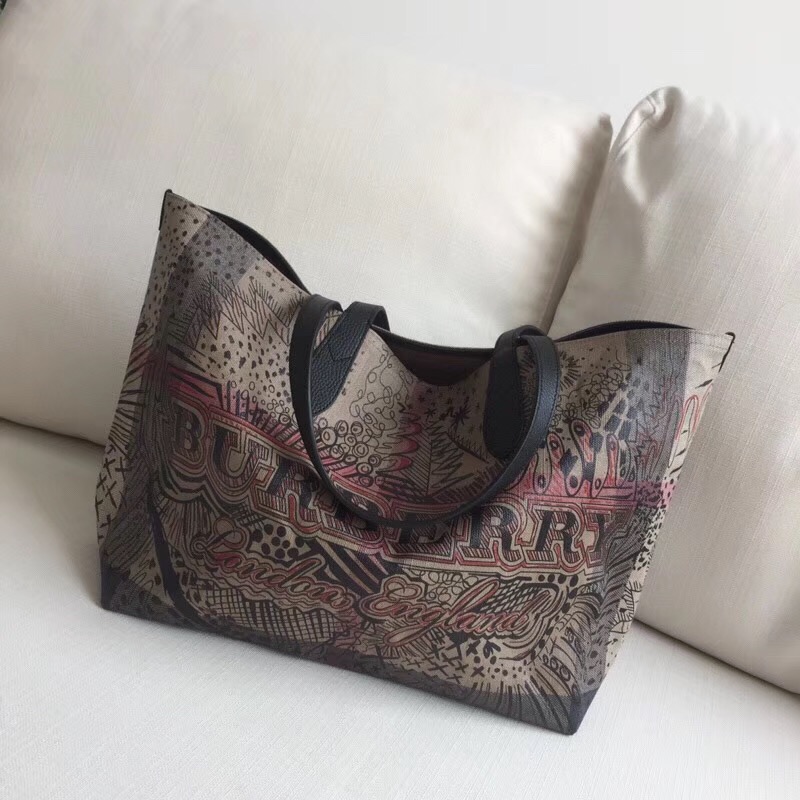 Burberry巴寶莉 手提包 塗鴉印花 Canvas 格紋 雙面購物袋 啡色￥1480.00