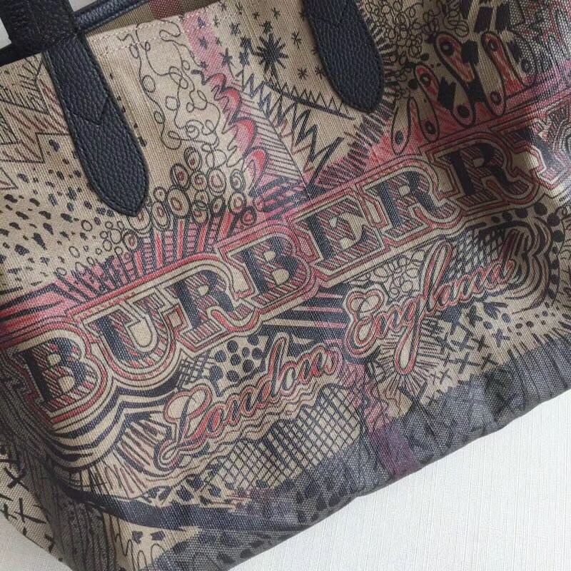 Burberry巴寶莉 手提包 塗鴉印花 Canvas 格紋 雙面購物袋 啡色￥1480.00的图片-高仿博柏利包包Burberry巴寶莉、高仿博柏利女包Burberry巴寶莉