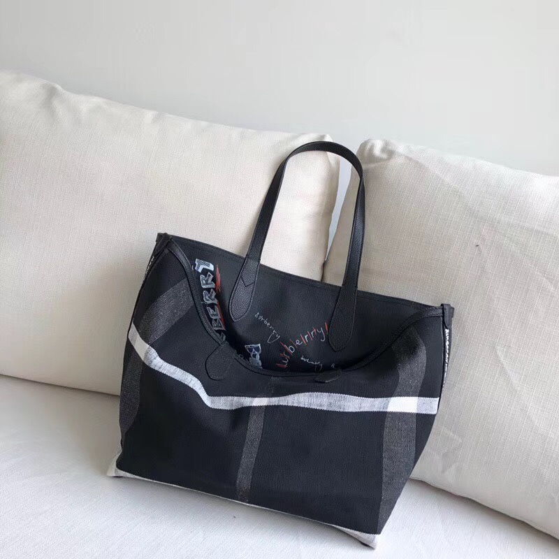Burberry巴寶莉 手提包 塗鴉印花 Canvas 格紋 雙面購物袋 黑白色￥1480.00的图片-高仿博柏利包包Burberry巴寶莉、高仿博柏利女包Burberry巴寶莉