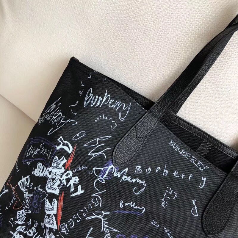 Burberry巴寶莉 手提包 塗鴉印花 Canvas 格紋 雙面購物袋 黑白色￥1480.00的图片-高仿博柏利包包Burberry巴寶莉、高仿博柏利女包Burberry巴寶莉