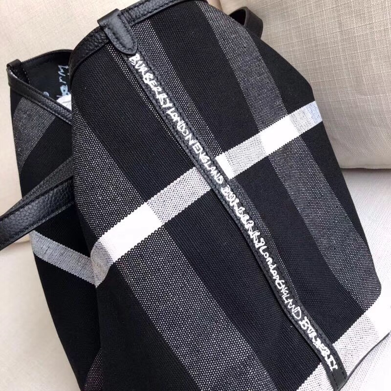 Burberry巴寶莉 手提包 塗鴉印花 Canvas 格紋 雙面購物袋 黑白色￥1480.00的图片-高仿博柏利包包Burberry巴寶莉、高仿博柏利女包Burberry巴寶莉