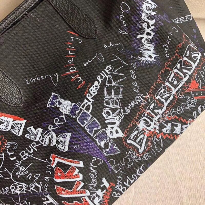 Burberry巴寶莉 手提包 塗鴉印花 Canvas 格紋 雙面購物袋 黑白色￥1480.00的图片-高仿博柏利包包Burberry巴寶莉、高仿博柏利女包Burberry巴寶莉