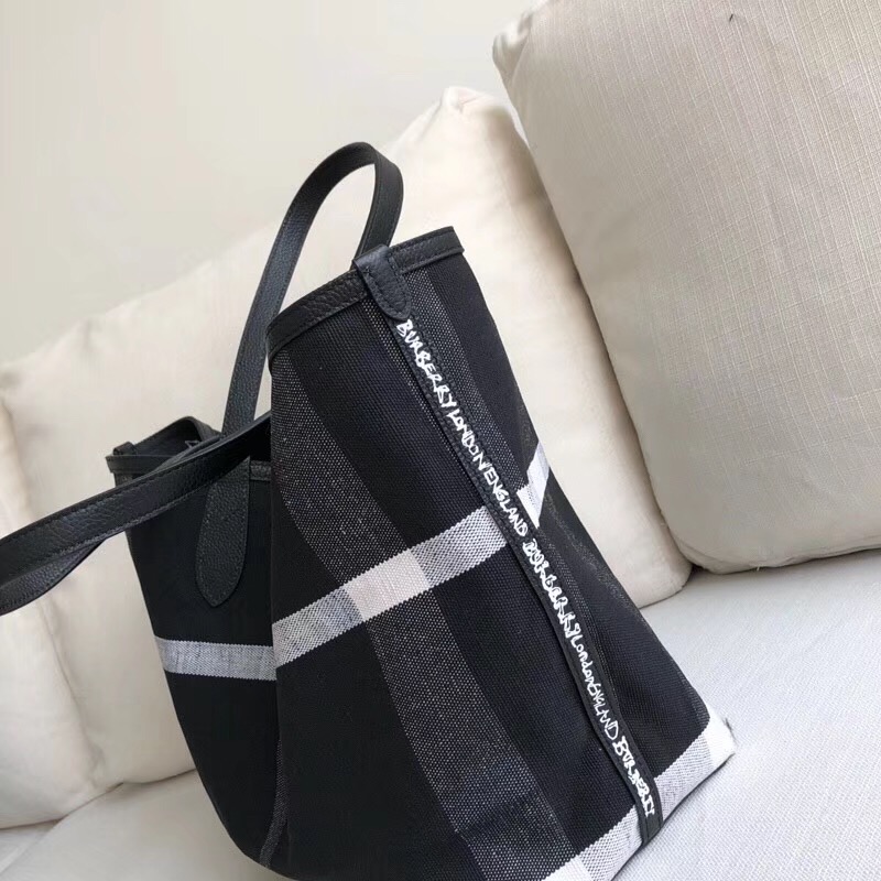 Burberry巴寶莉 手提包 塗鴉印花 Canvas 格紋 雙面購物袋 黑白色￥1480.00的图片-高仿博柏利包包Burberry巴寶莉、高仿博柏利女包Burberry巴寶莉