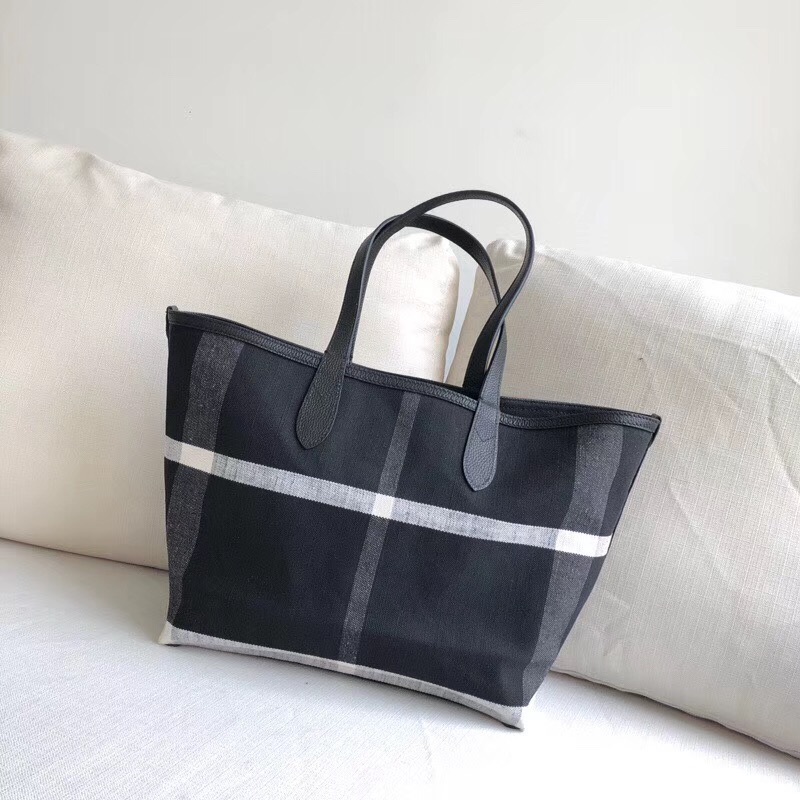 Burberry巴寶莉 手提包 塗鴉印花 Canvas 格紋 雙面購物袋 黑白色￥1480.00的图片-高仿博柏利包包Burberry巴寶莉、高仿博柏利女包Burberry巴寶莉