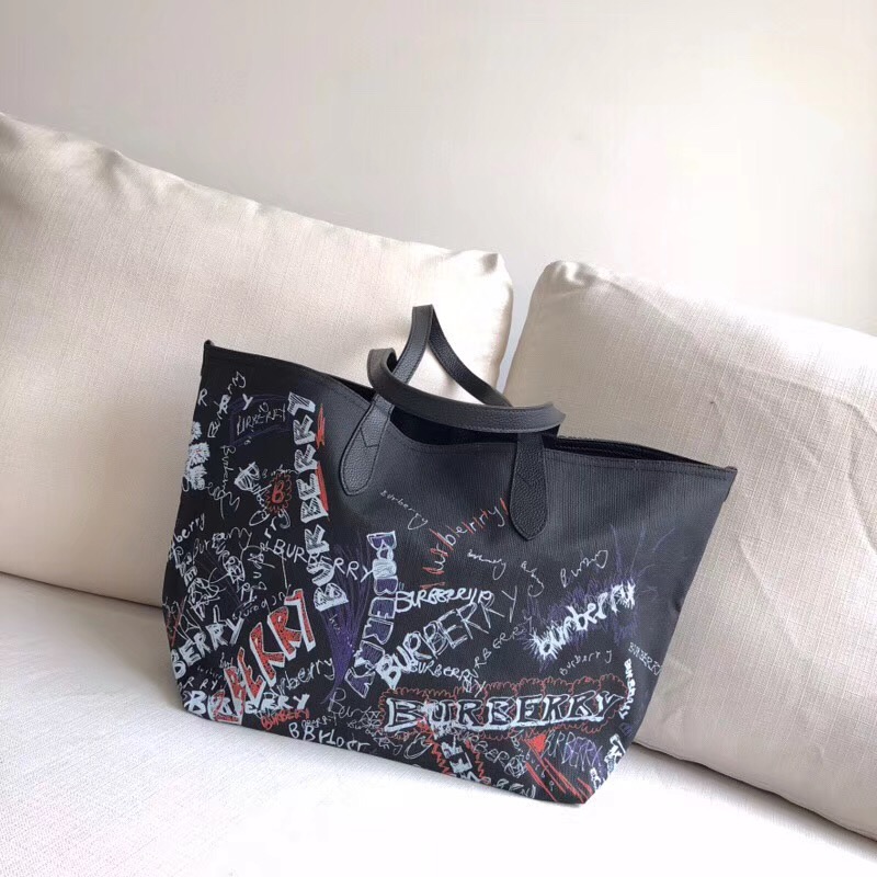 Burberry巴寶莉 手提包 塗鴉印花 Canvas 格紋 雙面購物袋 黑白色￥1480.00的图片-高仿博柏利包包Burberry巴寶莉、高仿博柏利女包Burberry巴寶莉