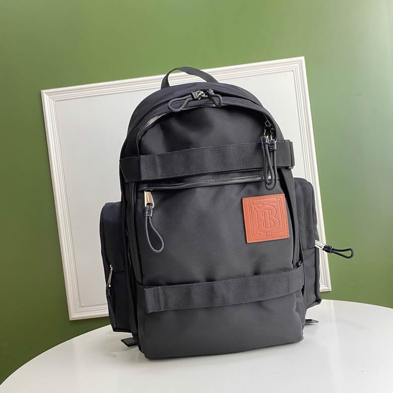 原單Burberry巴寶莉皮革飾牌裝飾品牌專屬標識圖案尼龍雙肩包￥1480.00的图片-高仿博柏利包包Burberry巴寶莉、高仿博柏利男包Burberry巴寶莉