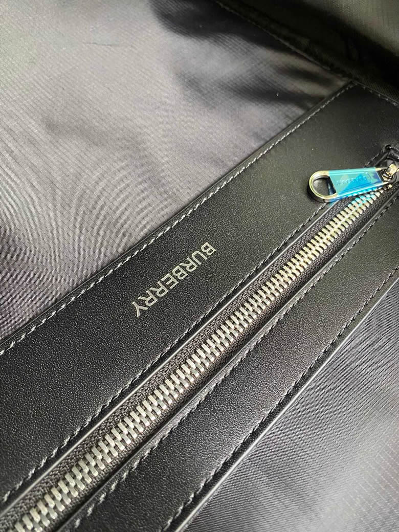 原單Burberry巴寶莉皮革飾牌裝飾品牌專屬標識圖案尼龍雙肩包￥1480.00的图片-高仿博柏利包包Burberry巴寶莉、高仿博柏利男包Burberry巴寶莉