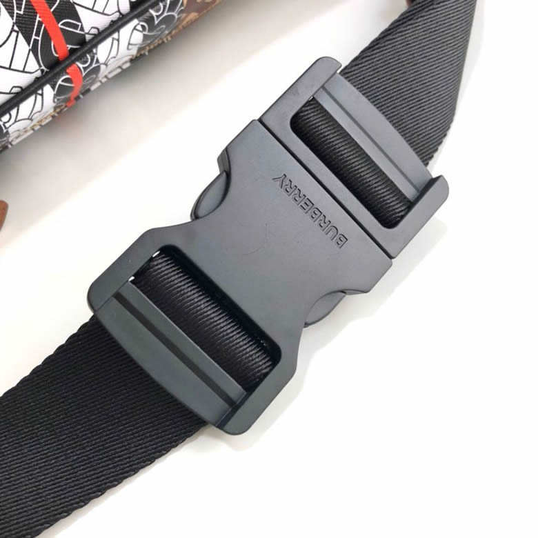 Burberry巴寶莉全新環保帆佈材質專屬標識條紋腰包胸包￥1480.00的图片-高仿博柏利包包Burberry巴寶莉、高仿博柏利男包Burberry巴寶莉