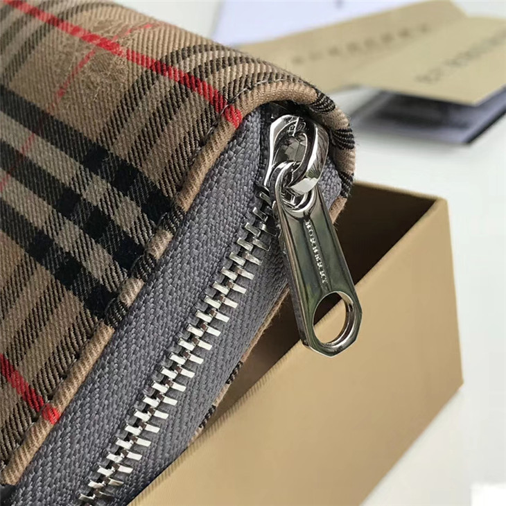 高仿Burberry巴寶莉格紋拼皮革全拉鏈錢夾￥980.00的图片-高仿博柏利包包Burberry巴寶莉、高仿博柏利錢包Burberry巴寶莉
