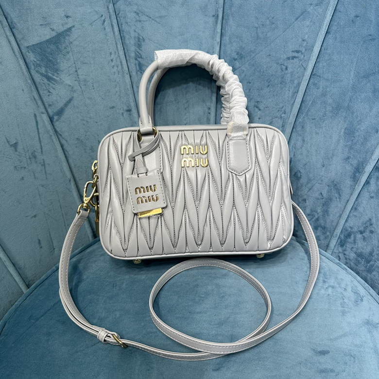 MiuMiu新品too pretty保齡球手袋5BB124￥1680.00的图片-高仿繆繆包包MiuMiu