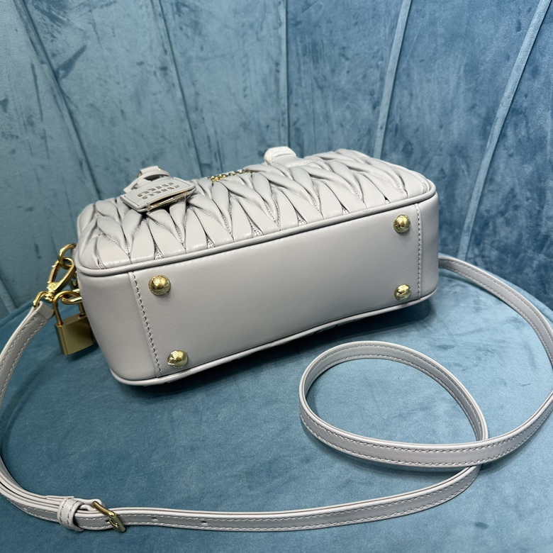 MiuMiu新品too pretty保齡球手袋5BB124￥1680.00的图片-高仿繆繆包包MiuMiu